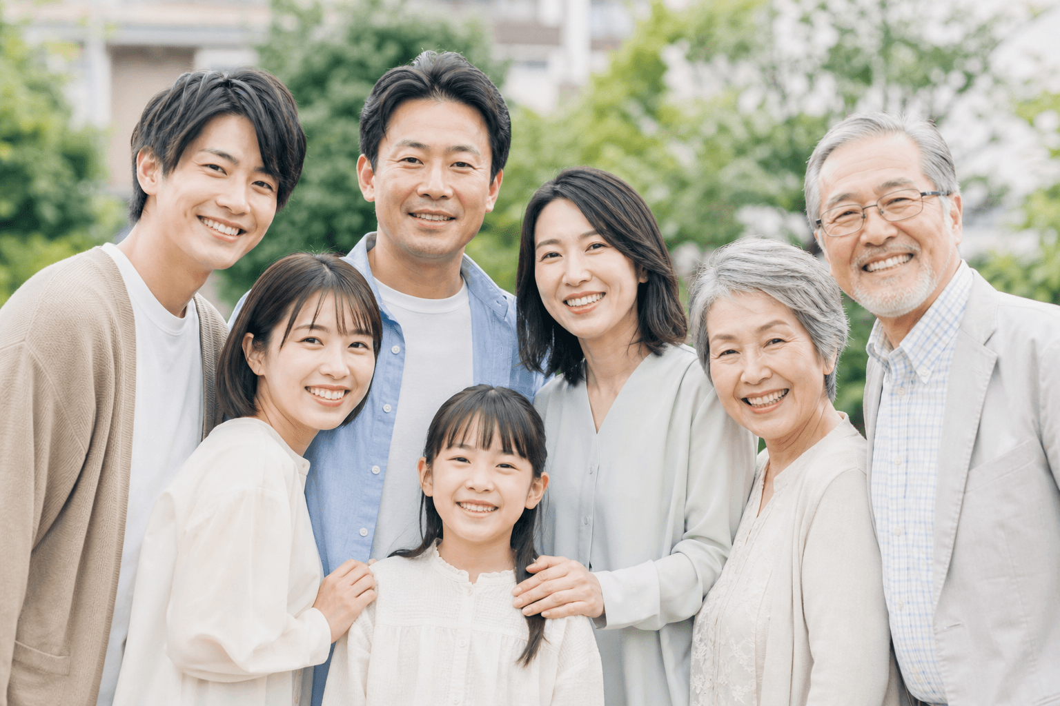 日本人の老若男女が笑顔で集う健康寿命のイメージ